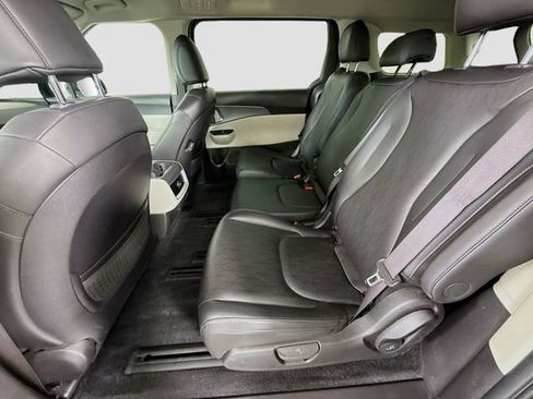 Used 2023 Kia Carnival LX image 23