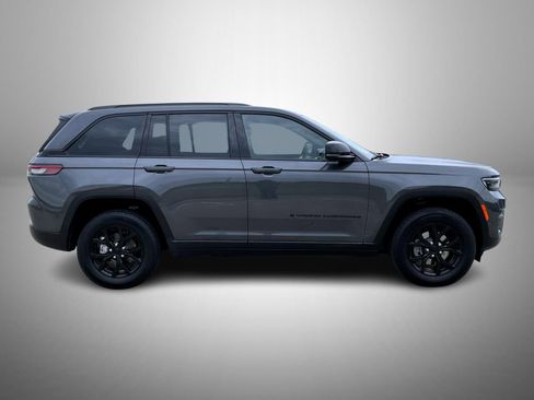 Used 2024 Jeep Grand Cherokee Altitude AWD/4WD image 4
