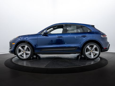 Certified 2025 Porsche Macan image 2