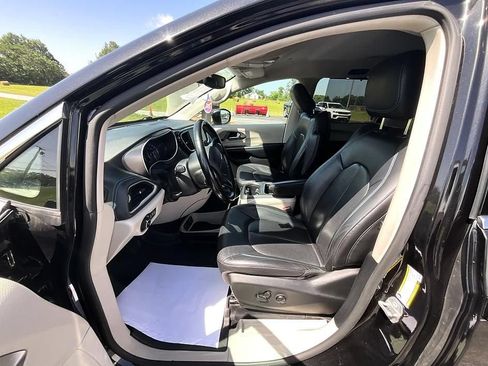Used 2021 Chrysler Pacifica Touring-L FWD image 14