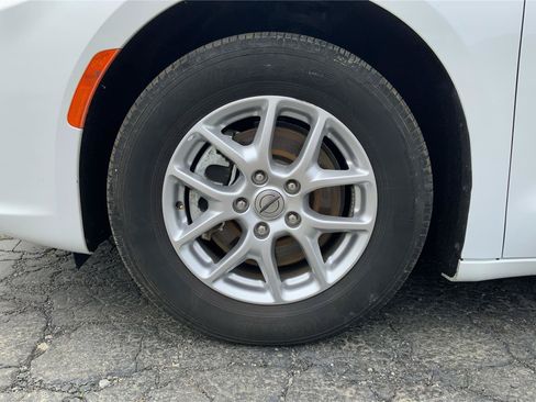 Used 2024 Chrysler Pacifica Touring-L FWD image 30