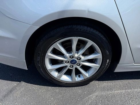 Used 2017 Ford Fusion SE w/ Fusion SE Technology Package image 48