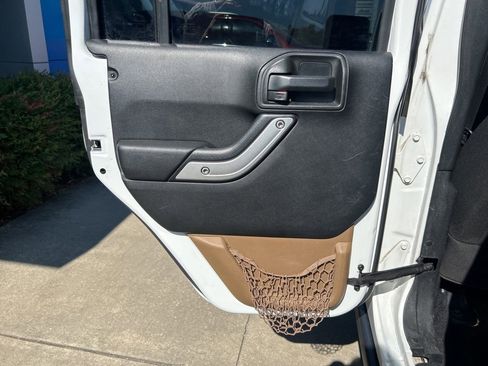 Used 2017 Jeep Wrangler Unlimited Rubicon image 10