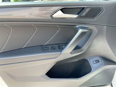 Used 2024 Volkswagen Tiguan SE w/ Panoramic Sunroof Package FWD image 10