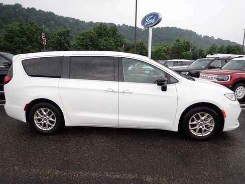 Used 2024 Chrysler Pacifica Touring-L FWD image 7