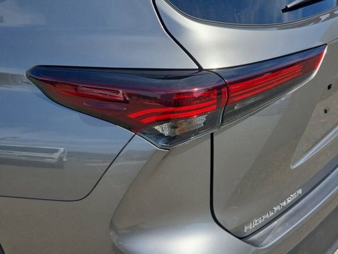 Used 2025 Toyota Highlander XLE AWD/4WD image 38