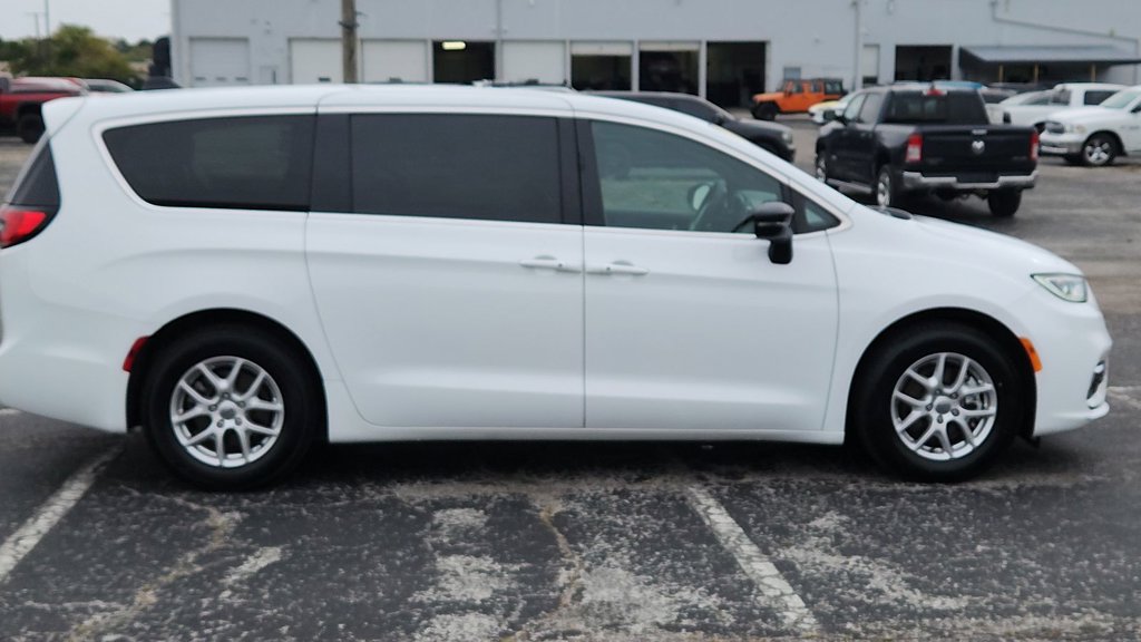 Used 2025 Chrysler Pacifica Select FWD image 9