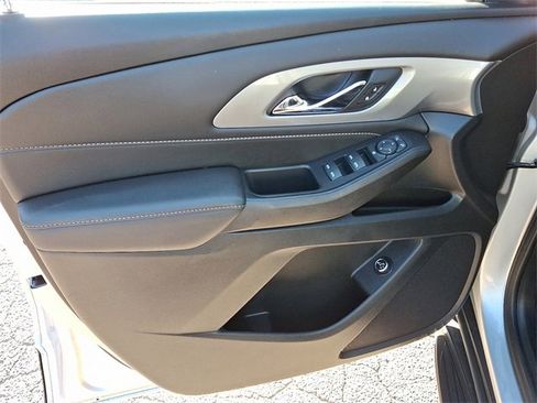 Used 2022 Chevrolet Traverse LT image 9