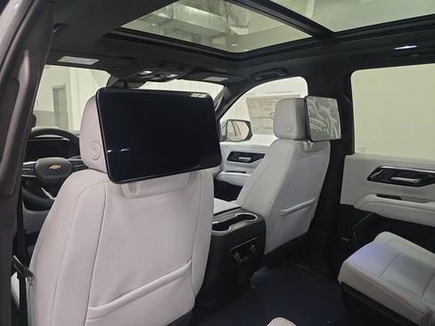 New 2025 Chevrolet Suburban Premier image 39
