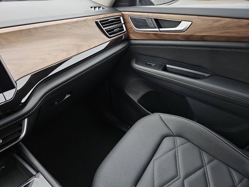 Used 2025 Volkswagen Atlas SE image 24