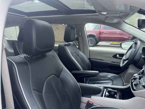 Used 2023 Chrysler Pacifica Limited image 5