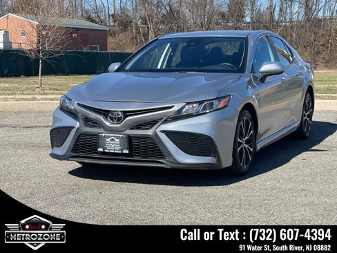 Used 2021 Toyota Camry SE image 1