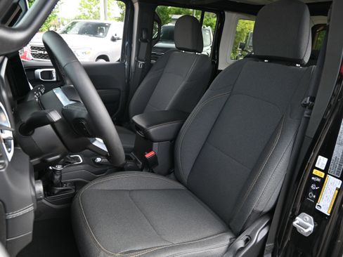 Used 2025 Jeep Wrangler Unlimited Sahara AWD/4WD image 16