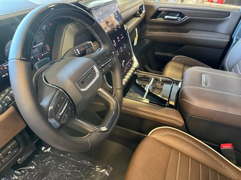 New 2026 GMC Yukon Denali Ultimate w/ LPO, Floor Liner Package AWD/4WD image 9