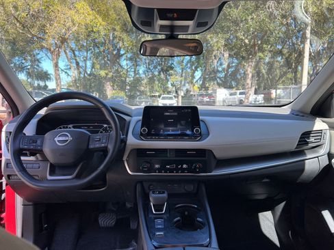 Used 2025 Nissan Rogue SV image 30