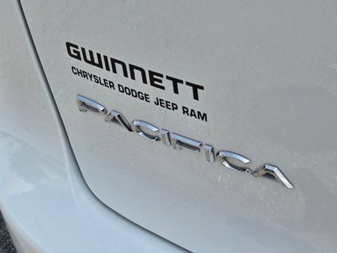 Used 2024 Chrysler Pacifica Limited FWD image 32