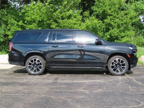 Certified 2024 Chevrolet Suburban RST w/ Luxury Package AWD/4WD image 2