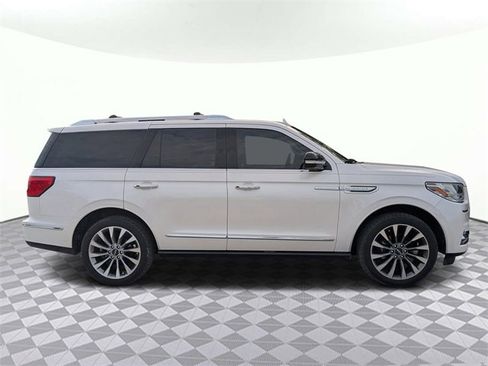 Used 2018 Lincoln Navigator Select image 3
