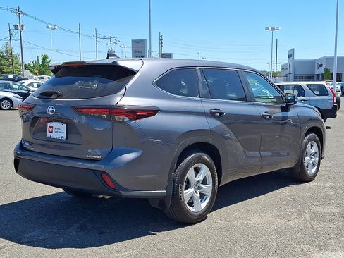 Used 2025 Toyota Highlander LE AWD/4WD image 7