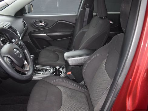 Used 2019 Jeep Cherokee Latitude w/ Popular Appearance Group FWD image 14