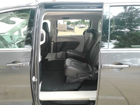 Used 2023 Chrysler Pacifica Touring-L FWD image 16