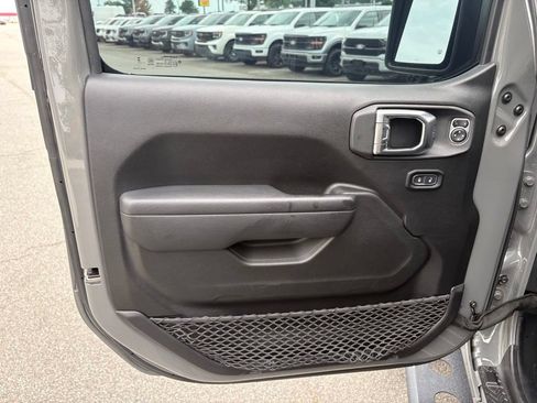 Used 2023 Jeep Wrangler Unlimited Rubicon w/ Cold Weather Group AWD/4WD image 13