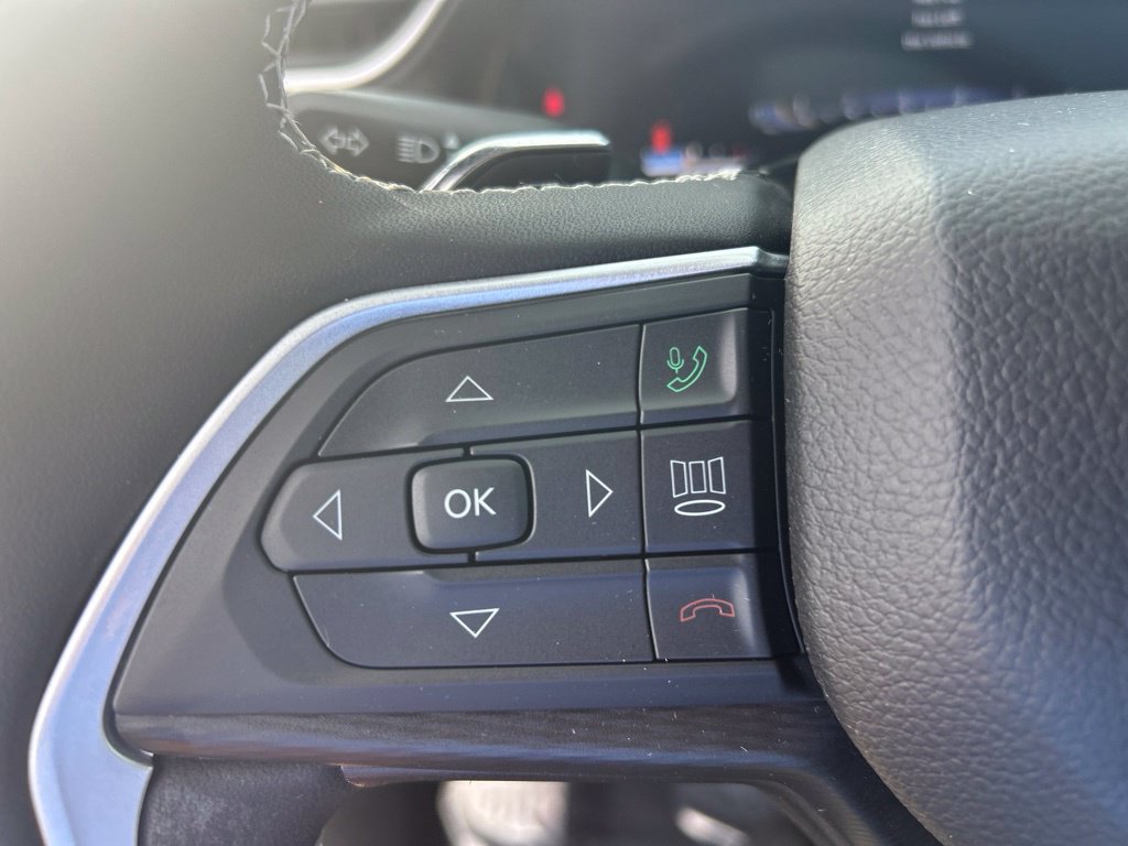Used 2023 Jeep Grand Cherokee Laredo w/ Luxury Tech Group I RWD image 44