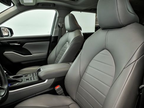 Used 2022 Toyota Highlander XLE image 12