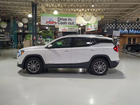 Used 2022 GMC Terrain SLT w/ Infotainment Package II AWD/4WD image 11
