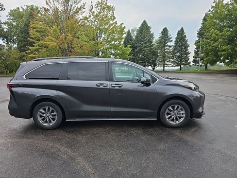 Used 2025 Toyota Sienna XLE FWD image 7