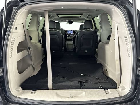 Used 2023 Chrysler Pacifica Limited FWD image 25