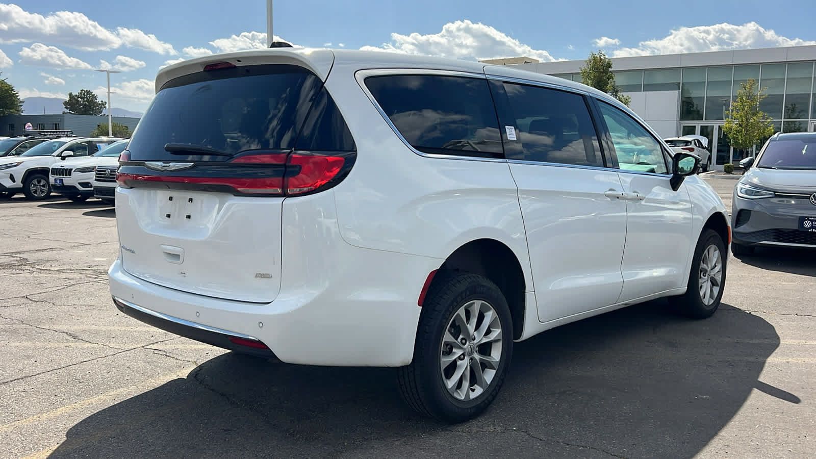 Used 2024 Chrysler Pacifica Touring-L AWD/4WD image 5