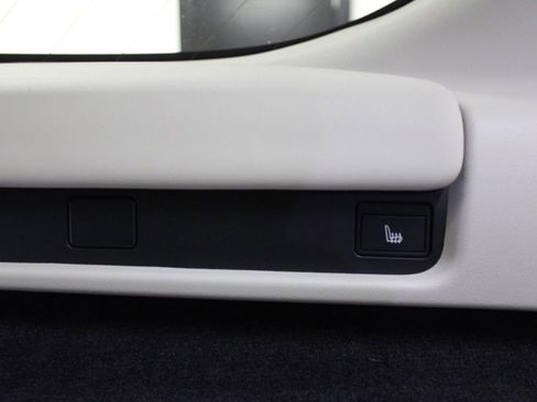 Used 2025 Land Rover Discovery Metropolitan Edition AWD/4WD image 41