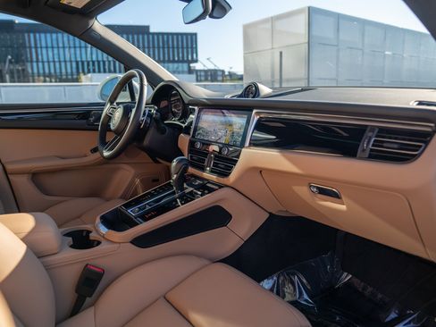 Certified 2026 Porsche Macan AWD/4WD image 26