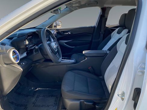 Used 2024 Chevrolet Trax LS w/ LS Convenience Package FWD image 9