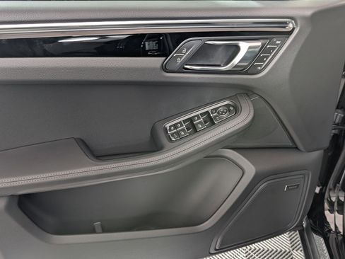 Certified 2026 Porsche Macan AWD/4WD image 16