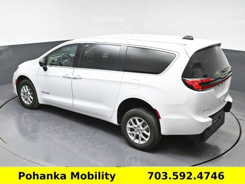 Used 2024 Chrysler Pacifica Touring-L image 19