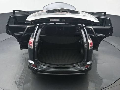 Used 2018 Toyota RAV4 XLE AWD/4WD image 48
