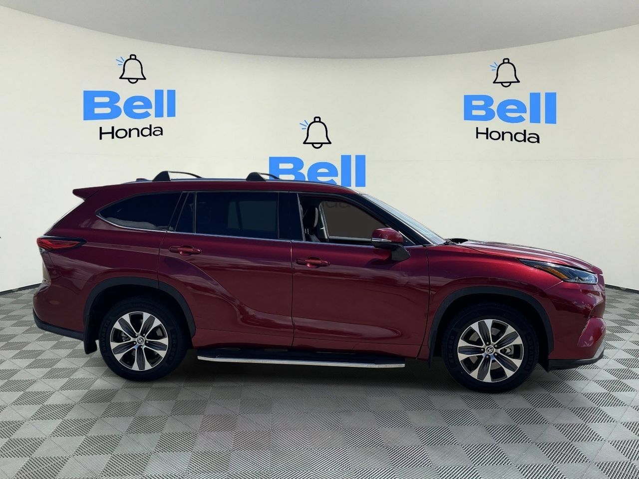 Used 2021 Toyota Highlander XLE AWD/4WD image 5