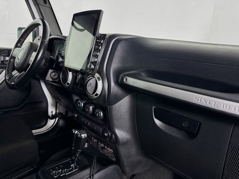 Used 2016 Jeep Wrangler Unlimited Sahara image 27