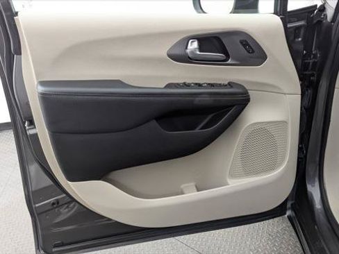 Used 2023 Chrysler Pacifica Touring-L FWD image 14