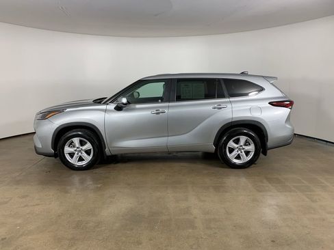 Used 2024 Toyota Highlander LE AWD/4WD image 17