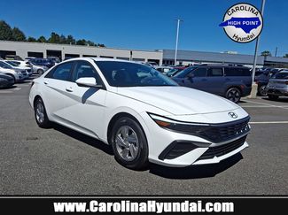 New 2025 Hyundai Elantra SE image 1