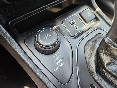 Used 2019 Jeep Cherokee Latitude Plus AWD/4WD image 23