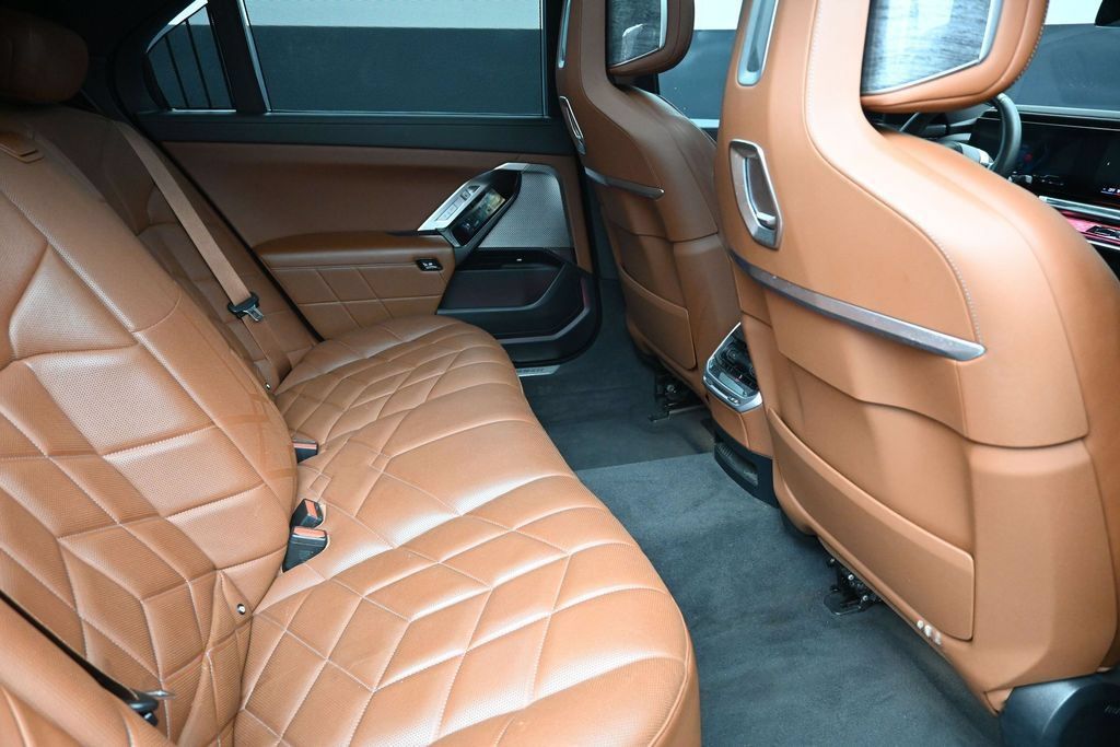 Used 2023 BMW 760i xDrive AWD/4WD image 22