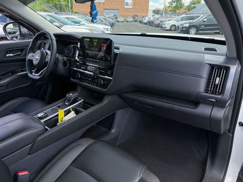 Used 2024 Nissan Pathfinder SL AWD/4WD image 10