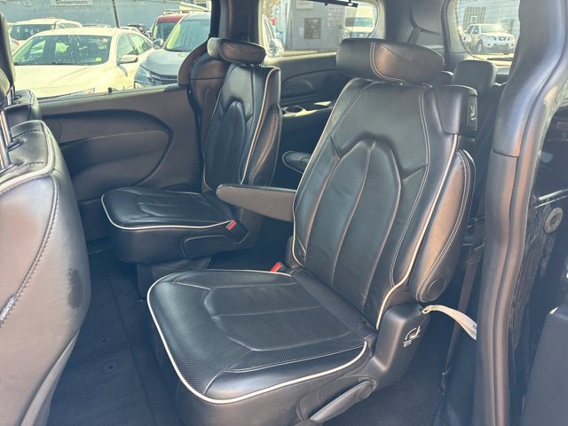 Used 2025 Chrysler Pacifica Limited FWD image 18