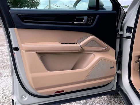 Used 2021 Porsche Cayenne Coupe image 17