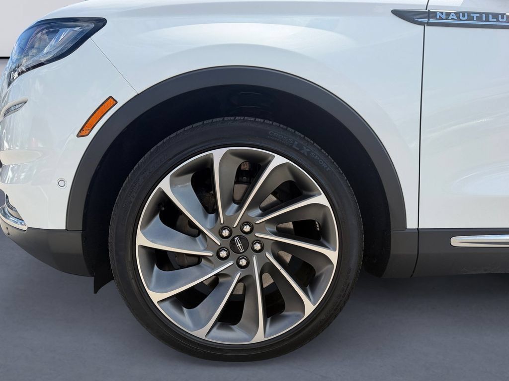 Used 2022 Lincoln Nautilus Reserve w/ Equipment Group 202A AWD/4WD image 9