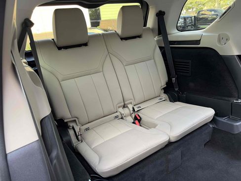 Used 2020 Land Rover Discovery Landmark image 30